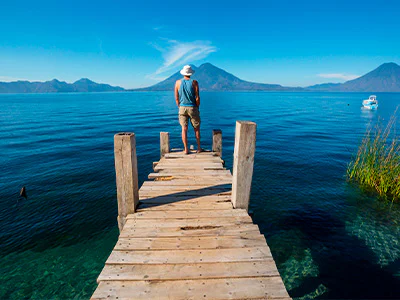 Mann ser utover Atitlánsjøen i Guatemala