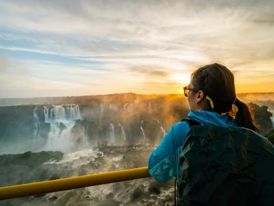 Kvinner ser på solnedgangen ved Iguazú-fossene på den brasilianske siden