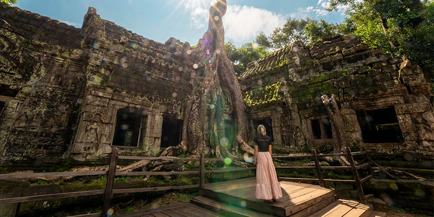 En kvinne utforsker Angkor Wat i Kambodsja