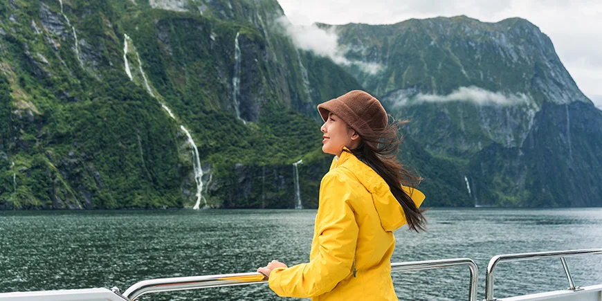 Kvinne som seiler i Milford Sound, New Zealand