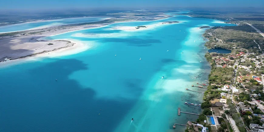 Lagunen med de sju fargene i Bacalar i Mexico