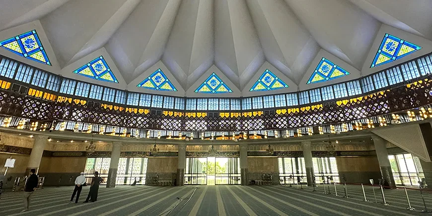 Masjid Negara sett fra innsiden