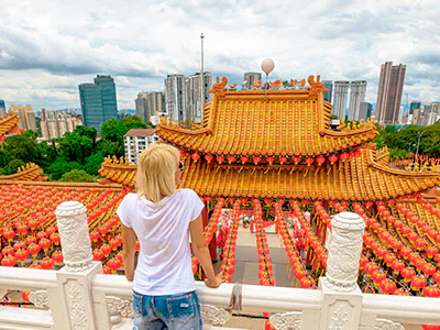 Kvinne ser ut over Thean Hou-tempelet i Kuala Lumpur