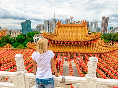 Kvinne ser ut over Thean Hou-tempelet i Kuala Lumpur