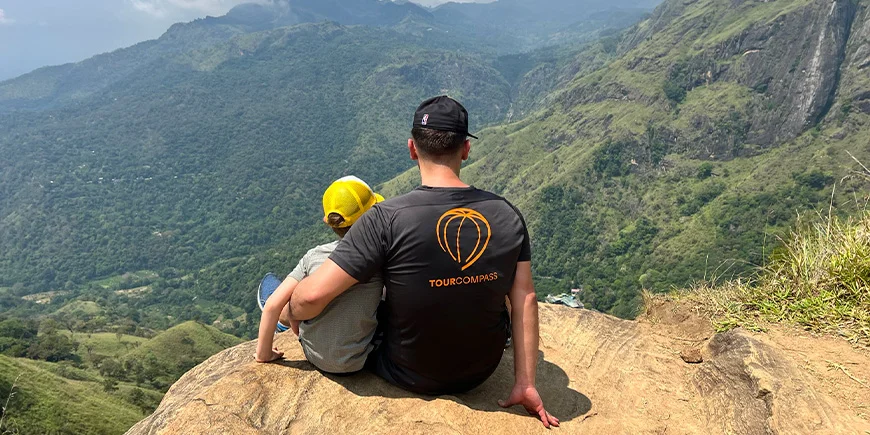Far og sønn ved Little Adam's Peak i Sri Lanka