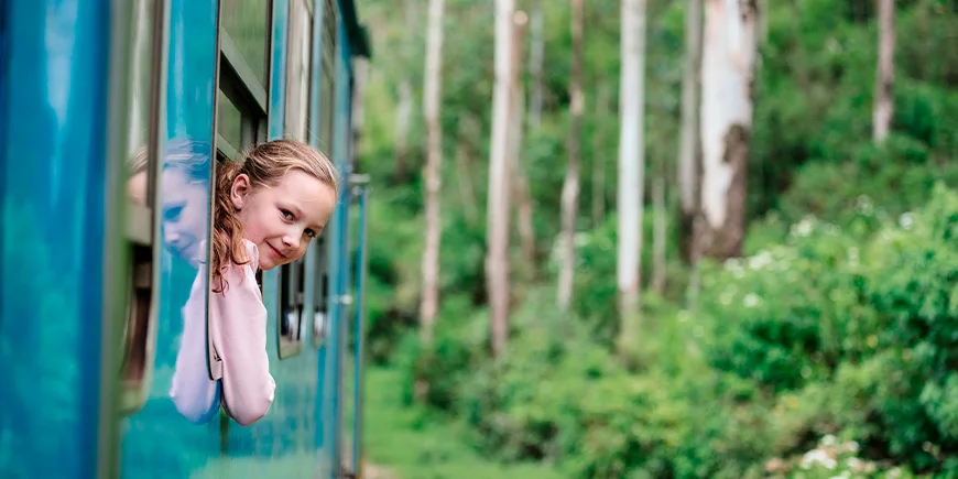 Jente på toget fra Ella til Kandy i Sri Lanka