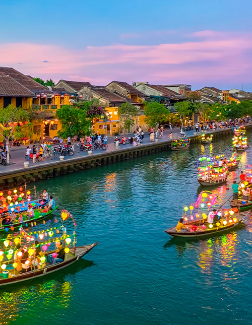 Båter seiler i Hoi An i Vietnam