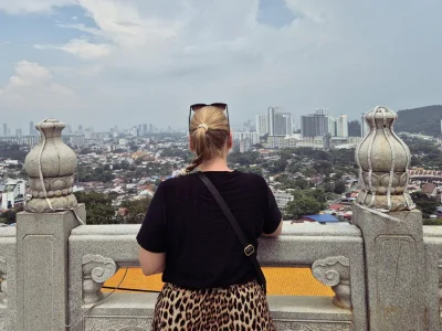 Michelle fra TourCompass ser ut over Penang