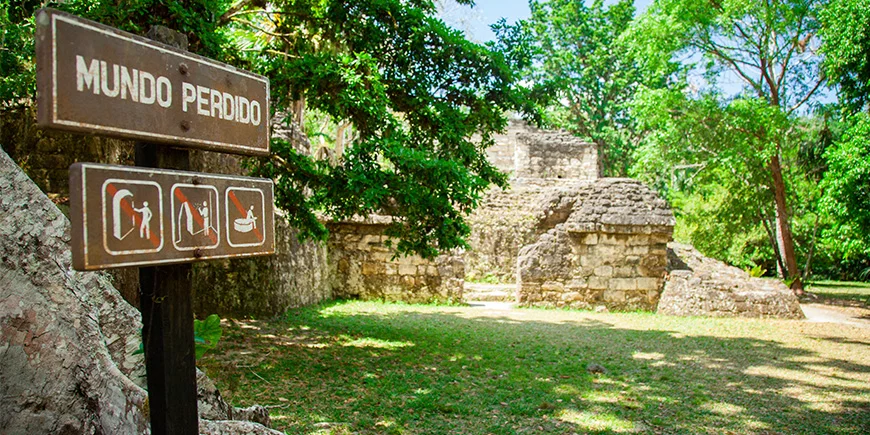 Skilt med anvisninger foran en ruin i Tikal nasjonalpark