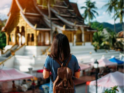 En kvinne ser på et tempel i Luang Prabang i Laos
