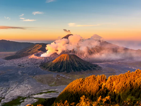 Soloppgang over Mount Bromo på Java i Indonesia