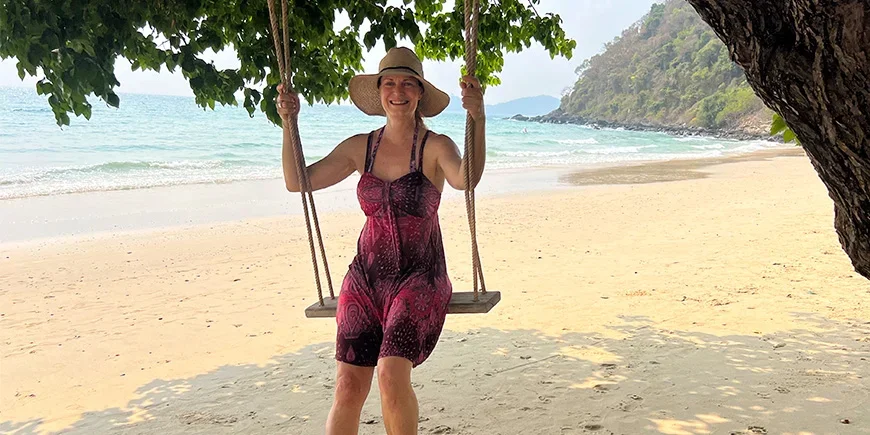 Vår kollega Britta på en huske på stranden på Koh Samet