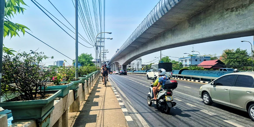 På sykkeltur gjennom gatene i Bangkok