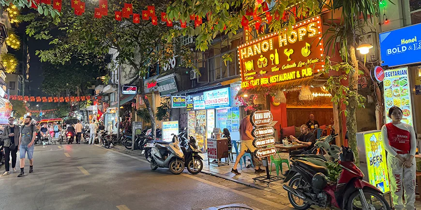 Gate i Hanoi etter mørkets frembrudd