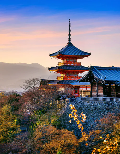 Solnedgang over Kiyomizu-tempelet i Kyoto, Japan