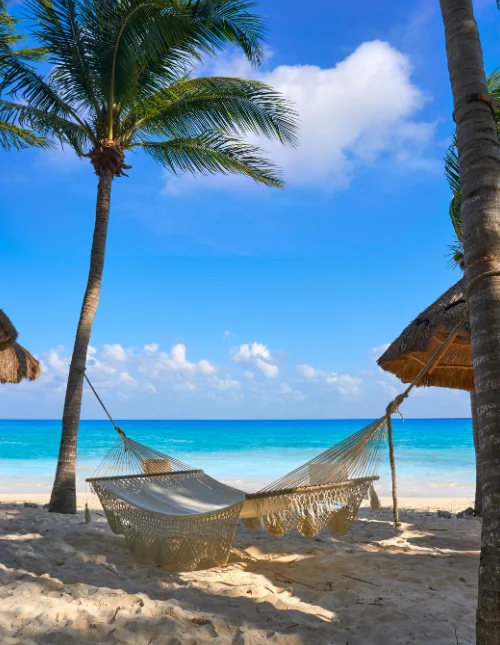 Hengekøyer på stranden i Playa del Carmen på Riviera Maya ved Det karibiske hav i det mayanske Mexico