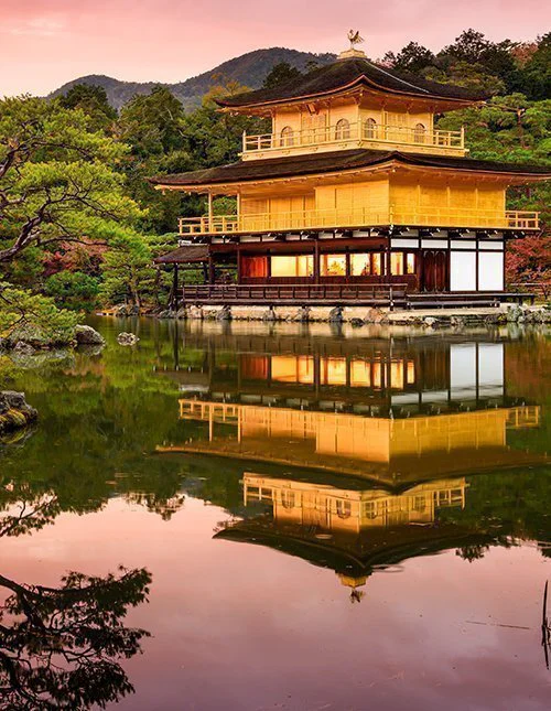 Kyoto, Japan – Den gylne paviljongen ved skumringstid.